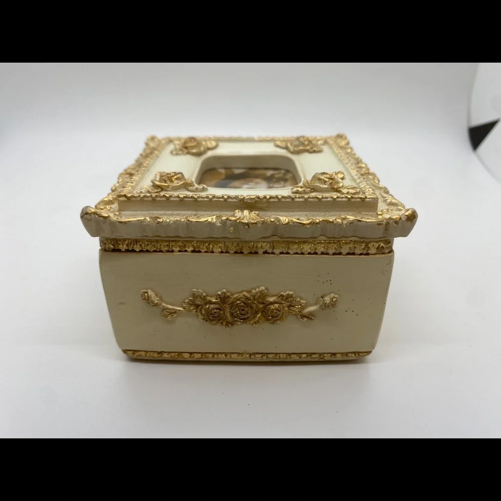 Vintage‎ plastic jewelry storage box #375